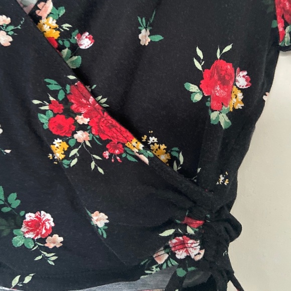 Floral Wrap Crop Top - Picture 4 of 4
